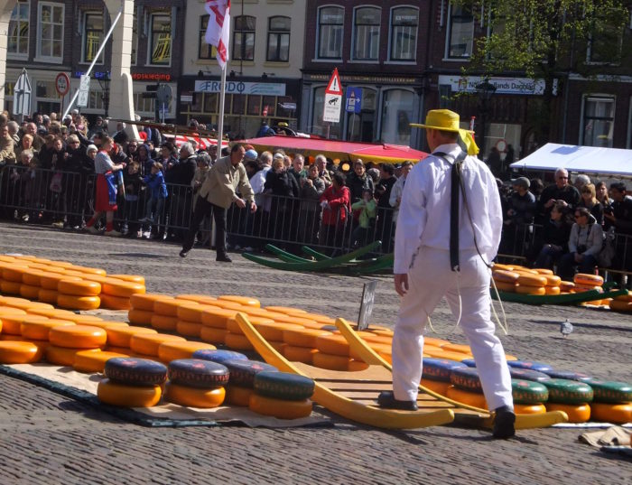 オランダ伝統のチーズマーケット（Kaasmarkt ） | Mooi Holland